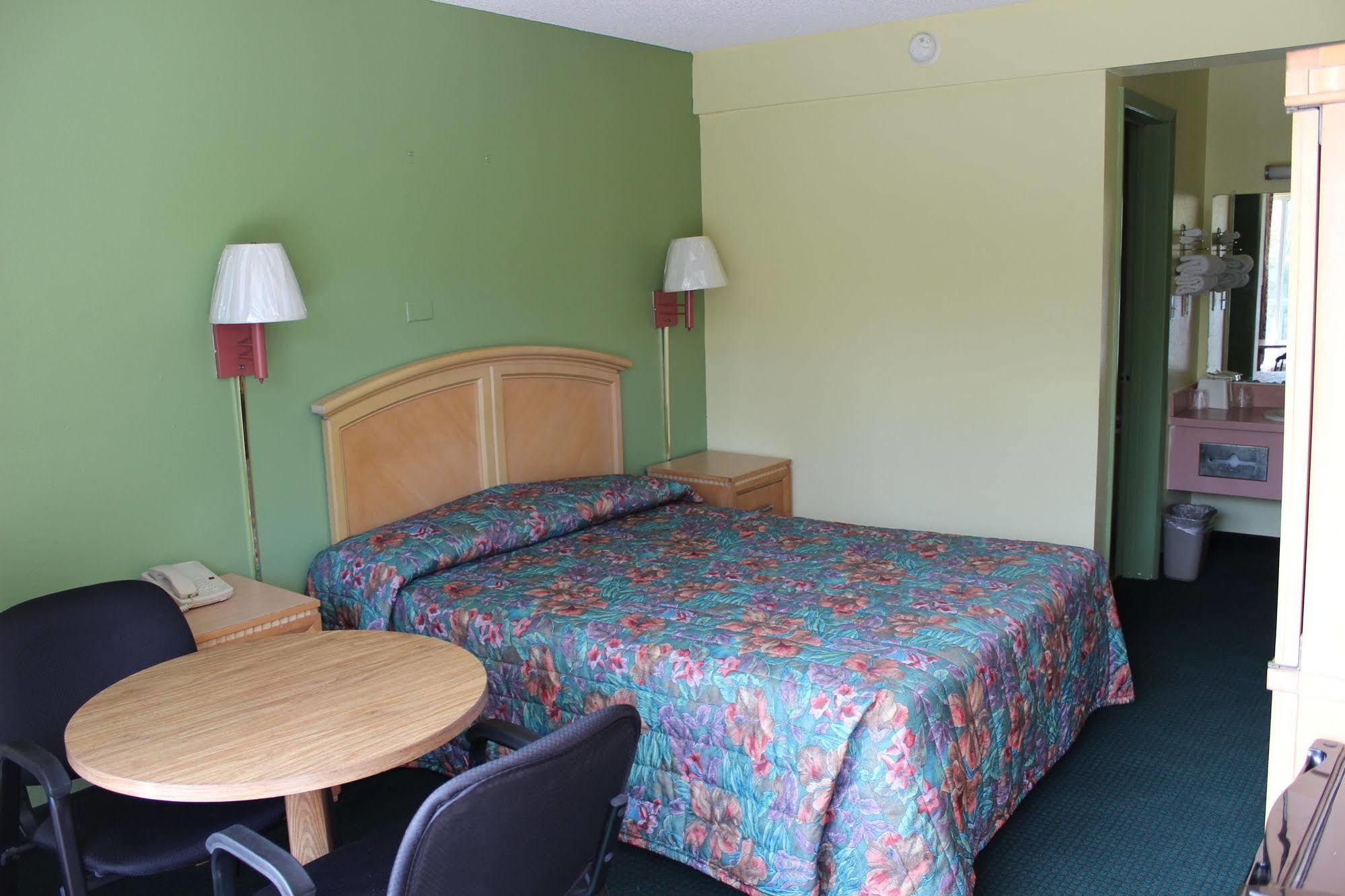 Travelers Inn Gainesville Bagian luar foto