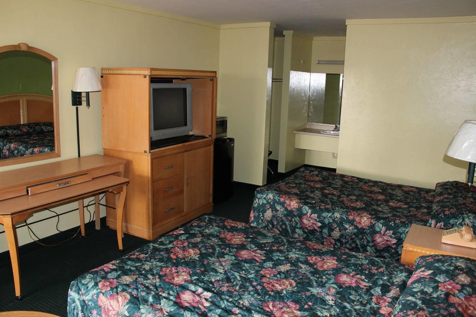 Travelers Inn Gainesville Bagian luar foto