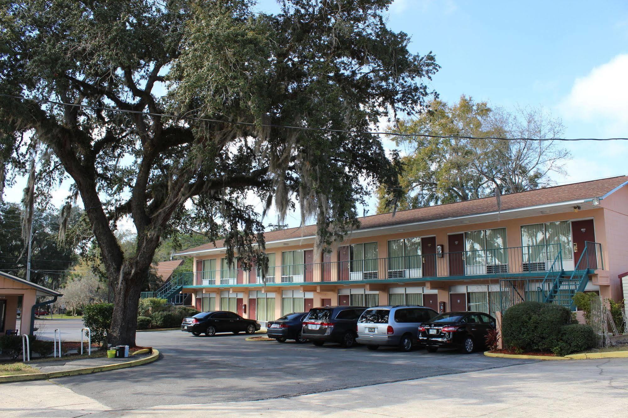 Travelers Inn Gainesville Bagian luar foto